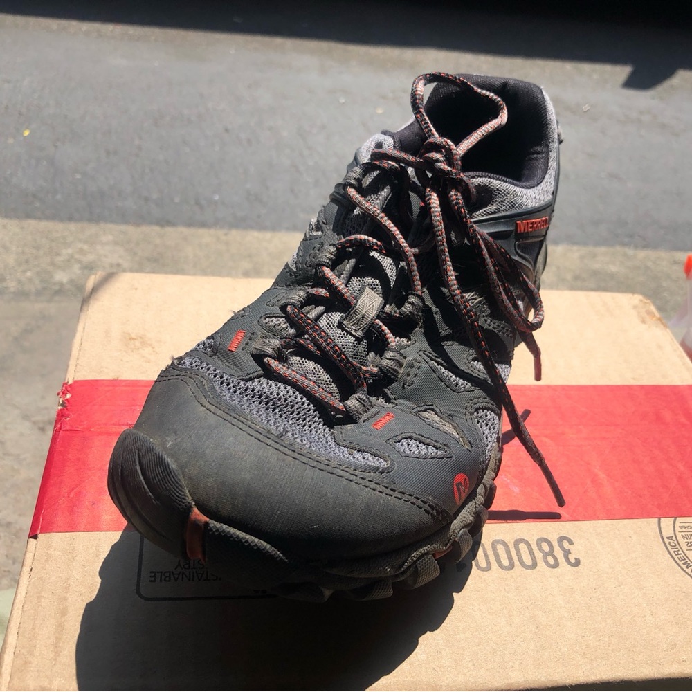 Selling a single Shoe of Merrell Performance Mens Black Orange Footwear Shoes